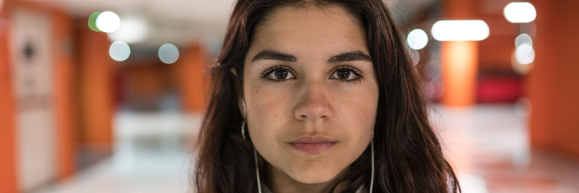 Jugend entscheidet – Cooles junges Mädchen hört Musik mit Kopfhörern in einer Untergrundstation.