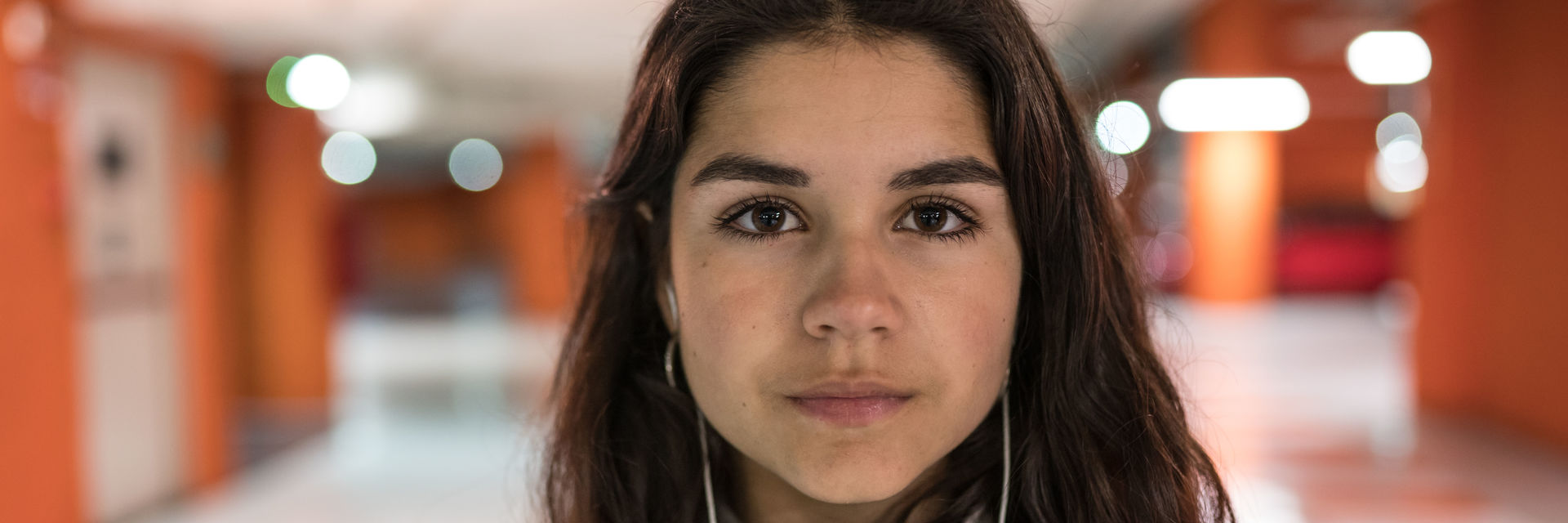 Jugend entscheidet – Cooles junges Mädchen hört Musik mit Kopfhörern in einer Untergrundstation.