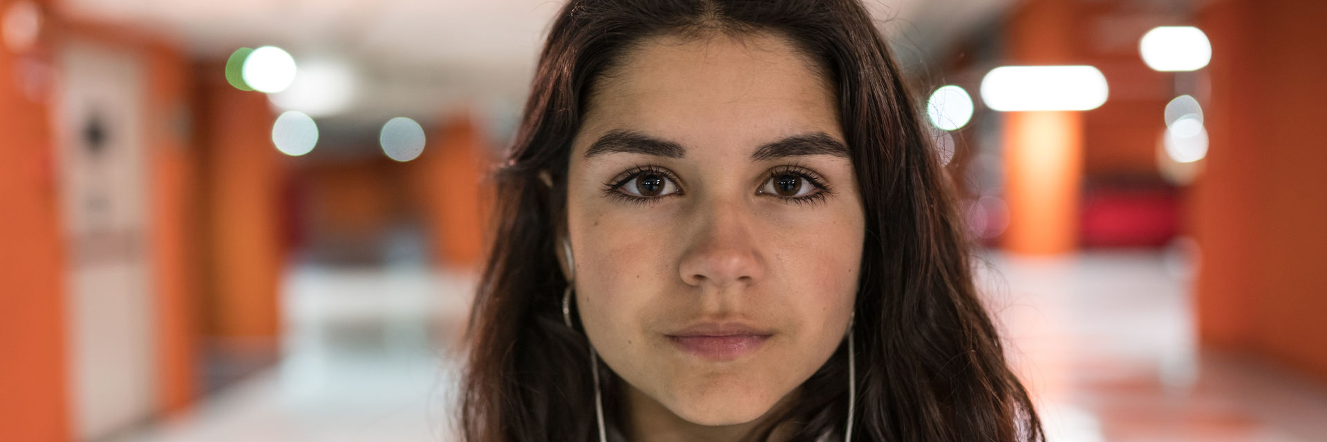 © gettyimages | PepeLaguarda Jugend entscheidet – Cooles junges Mädchen hört Musik mit Kopfhörern in einer Untergrundstation.