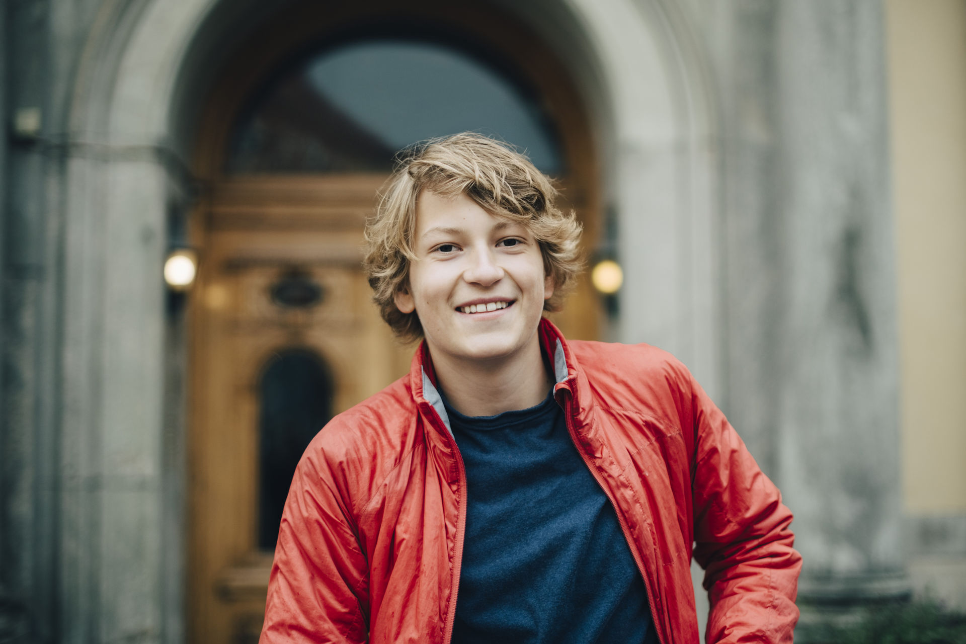Jugend entscheidet – Lächelnder Junge vor einem Gebäude in der Stadt